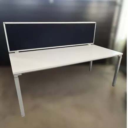 STEELCASE│Bureau droit Hauteur réglable L 180 + cloison noire│Modèle Kalidro│Blanc/Gris alu/Noir