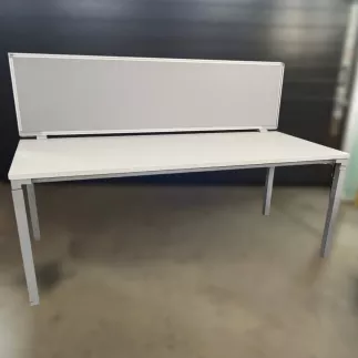 STEELCASE│Bureau droit Hauteur réglable L 180 + cloison gris clair│Modèle Kalidro│Blanc/Gris alu/Gris clair