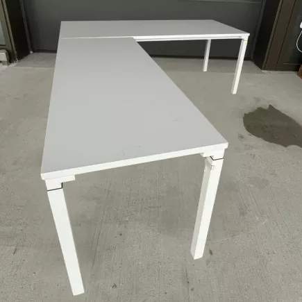 STEELCASE│Bureau compact 90° L 180/160 cm - retour à gauche Profondeur 60 cm│Pieds réglables│Blanc/Blanc