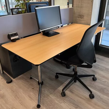 USM HALLER│Bureau Kitos multiprise intégrée - réglable en hauteur - cloison