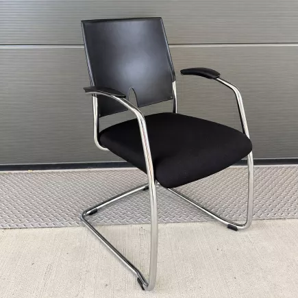 RODER|Siége visiteurs| L 49 X H 94.5 cm|Noir